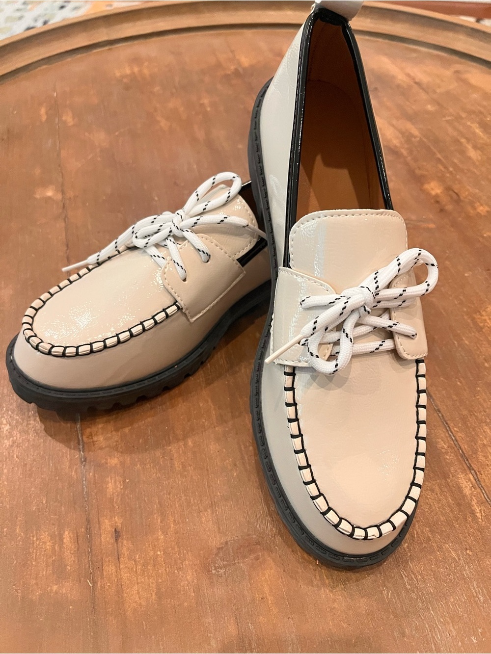 NWOT Cream Patent Leather Lace-Up Loafers Size 43 (10.5 US) No Brand Sleek Chic